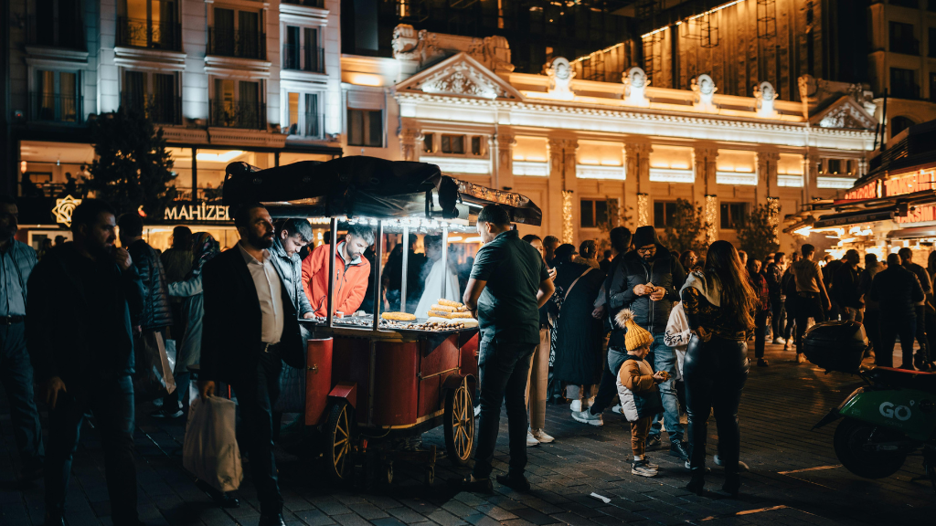 Place selection: Choosing the ideal location for a successful street food business to attract customers and boost sales.