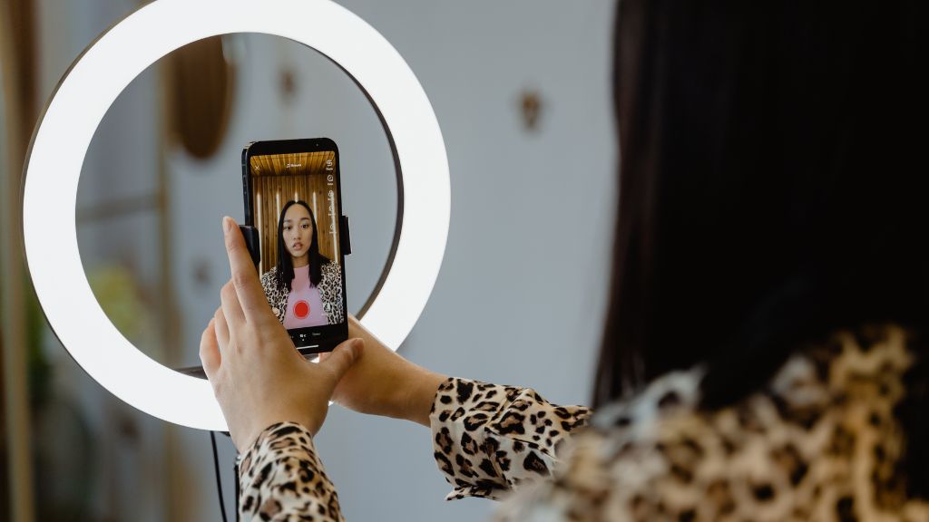 An image of an effective gadget, the ring light, for capturing videos with bright and even lighting in mobile content creation.