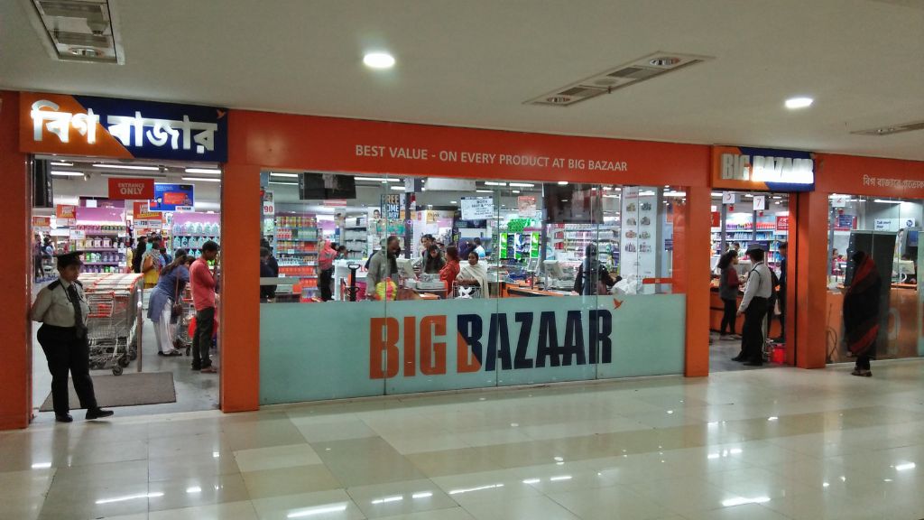 The rise of Big Bazaar and the shopping experience of middle-class families have been highlighted.