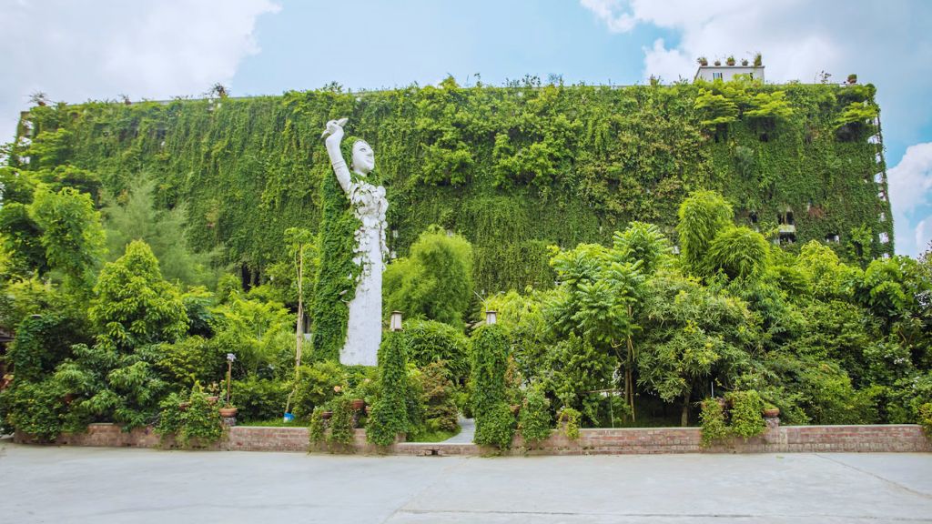 An image of the Bonlata sculpture and water body, showcasing the artworks of Karuponya Rangpur Limited, which create a blend of architecture and natural beauty.