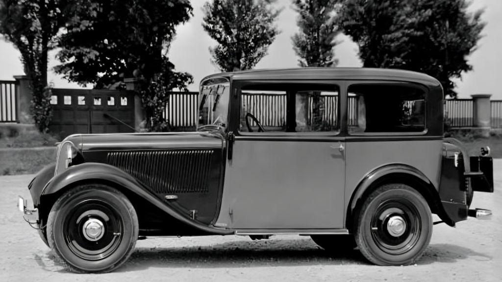 BMW 303 model – A picture of BMW's first six-cylinder classic car.