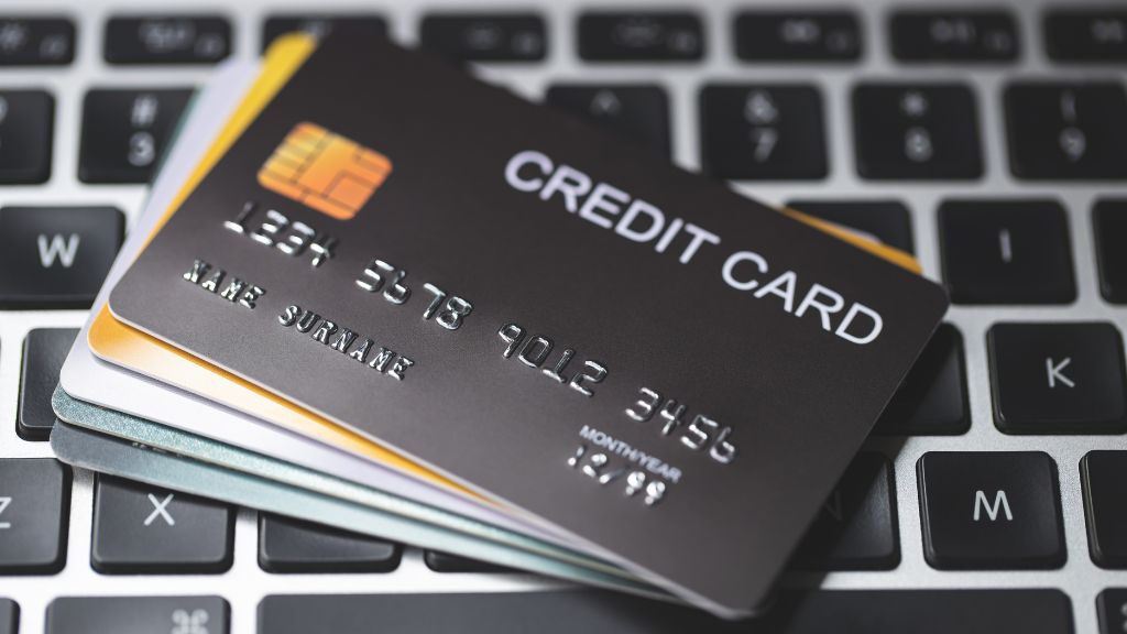 An analytical image of the advantages and disadvantages of credit cards.