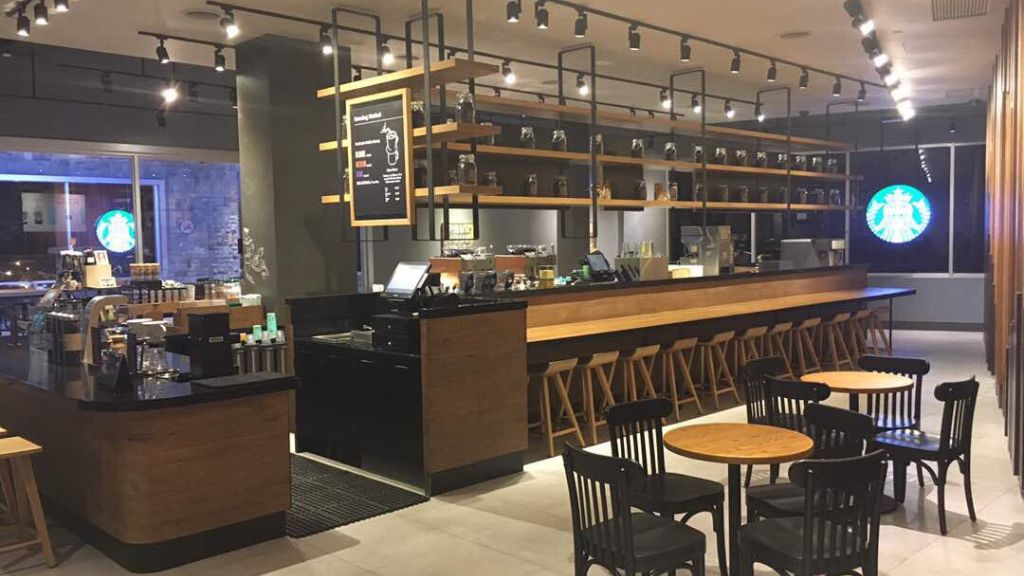 স্টারবাকস গ্রাহকদের জন্য প্রিমিয়াম অভিজ্ঞতা নিশ্চিত করে। 