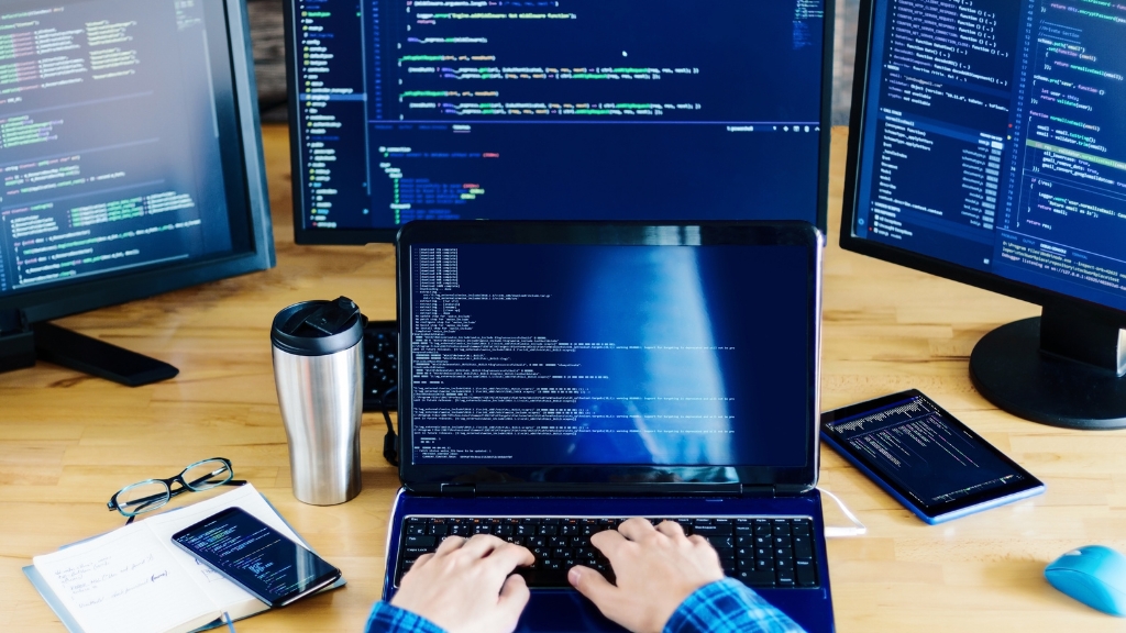 ফ্রিল্যান্সিং কাজ এখন ঘরে বসেই আয় করার অন্যতম সহজ উপায়, যা ৫টি সেরা অনলাইন ব্যবসার মধ্যে জায়গা করে নিয়েছে।