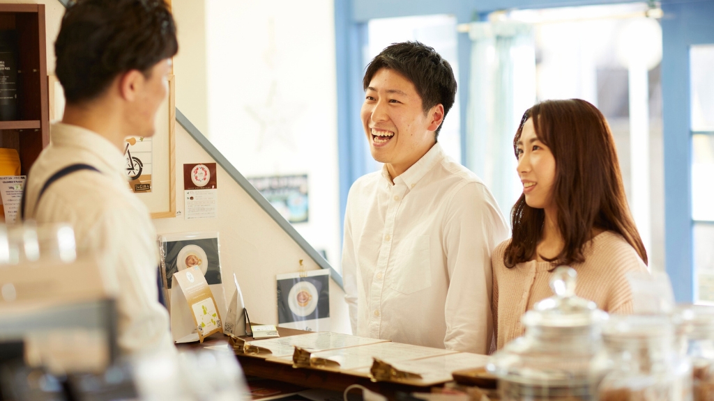 An illustration showing the benefits of Customer Experience Transformation, highlighting satisfaction, loyalty, and increased sales.