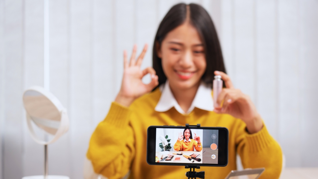What is Influencer Marketing – an illustration depicting the concept of brand promotion through influencers