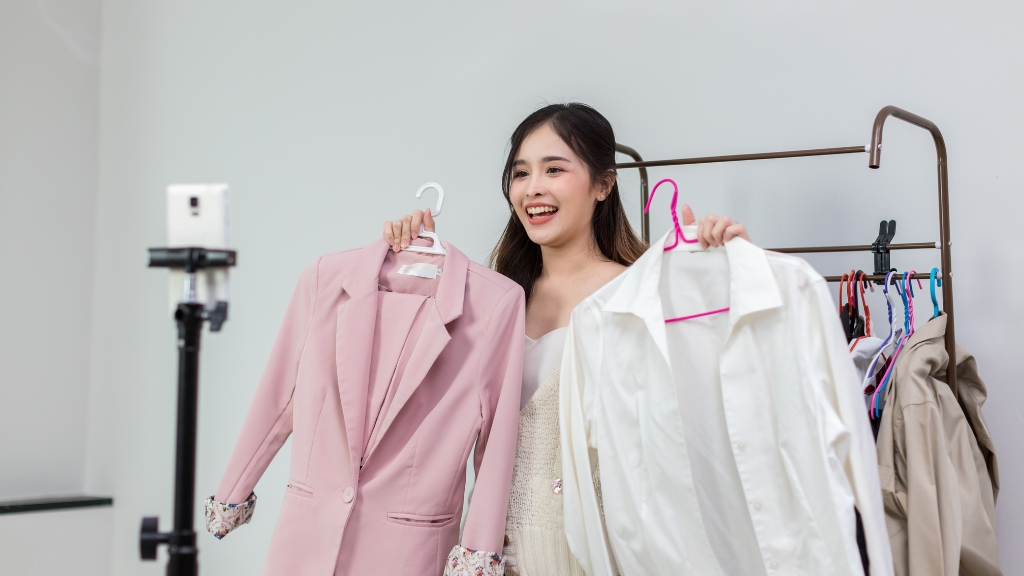 Why is Influencer Marketing Gaining Popularity – an image illustrating the rise and reasons behind the popularity of influencer marketing