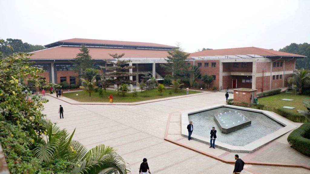 পরিবেশবান্ধব পোশাক শিল্পে বাংলাদেশের অগ্রগতি এবং এর প্রভাব।