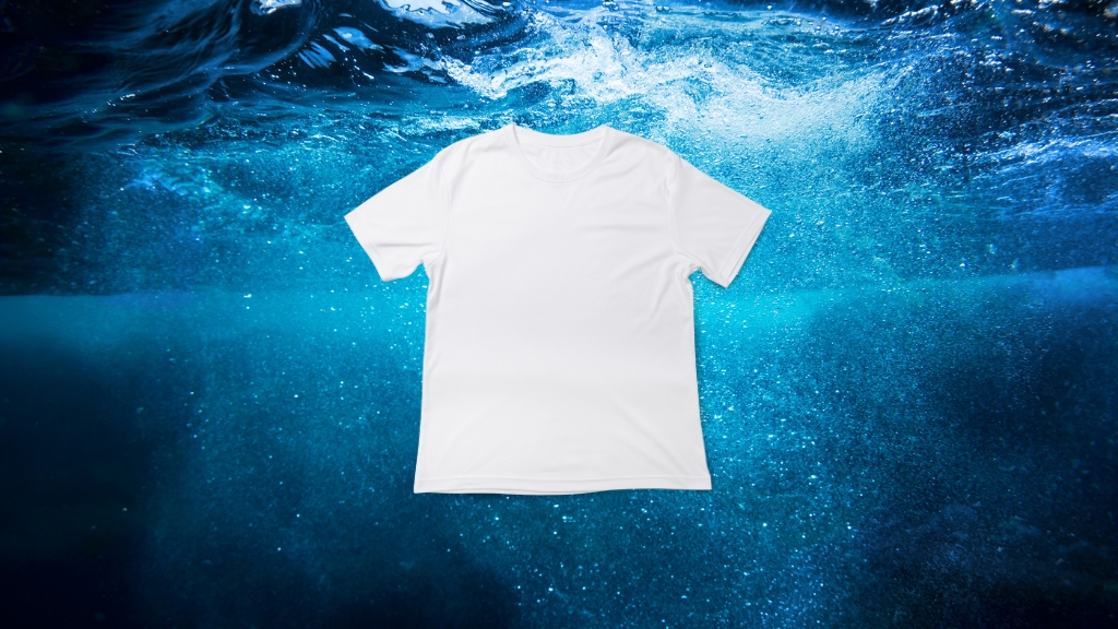 স্লো ফ্যাশনের মূলনীতি চিত্রায়িত হয়েছে—পরিবেশবান্ধব উৎপাদন, নৈতিক শ্রমনীতি, ও টেকসই উপকরণের ব্যবহার।