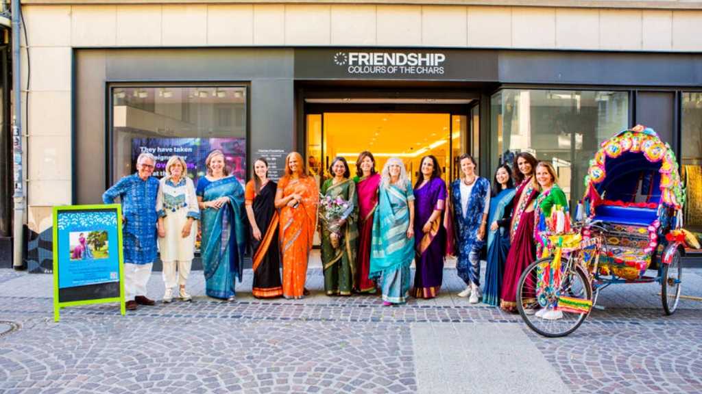 স্লো ফ্যাশনের সামাজিক ও অর্থনৈতিক প্রভাব তুলে ধরা হয়েছে—স্থায়ী কর্মসংস্থান সৃষ্টি, স্থানীয় শিল্পের উন্নয়ন ও সচেতন ভোক্তা সংস্কৃতির প্রসার।